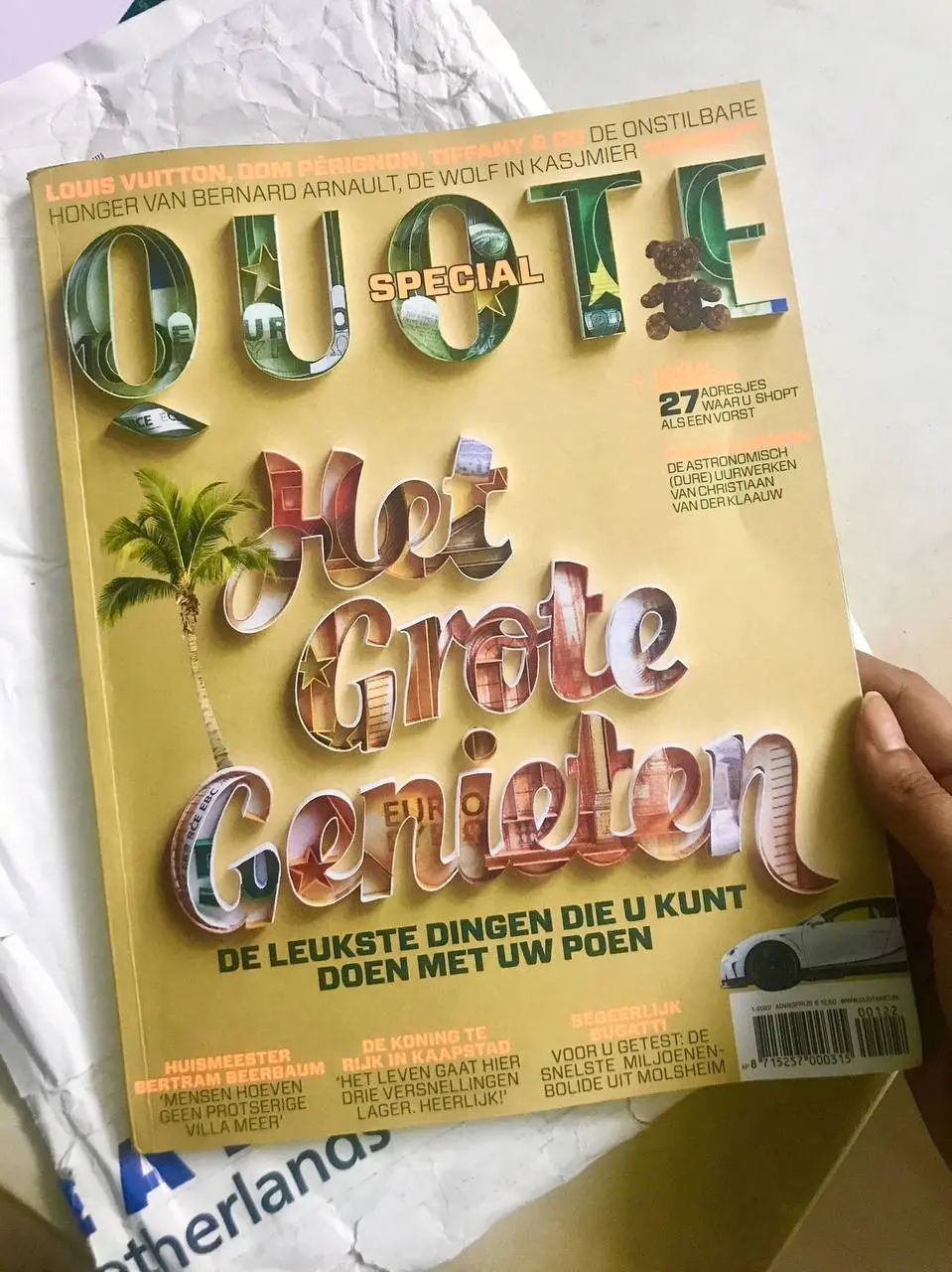 Иногда леттеринг может стать самой идеей. Вот как раз такой проект — Quote Magazine Cover от Sabeena Karnik.
Здесь тема номера — деньги | Сетка — социальная сеть от hh.ru