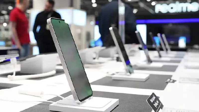 Минпромторг установил техсбор для ввозимой техники: 250 рублей на смартфон и 500 рублей на ноутбук
За проводной телефон с беспроводной трубкой — 100 рублей, за иные мобильные аппараты — по 25 рублей | Сетка — социальная сеть от hh.ru