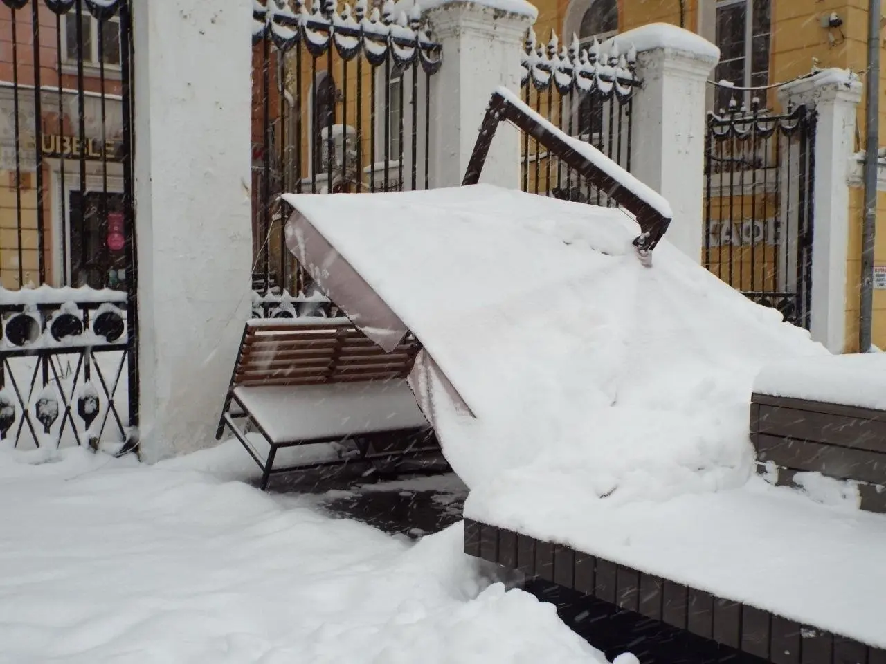 В Нижнем Новгороде выпало так много снега, что под его тяжестью обвалилась крыша летней террасы кафе.
Осадки идут больше суток, местные отменяют планы на лето и думают переобувать машины обратно. | Сетка — социальная сеть от hh.ru