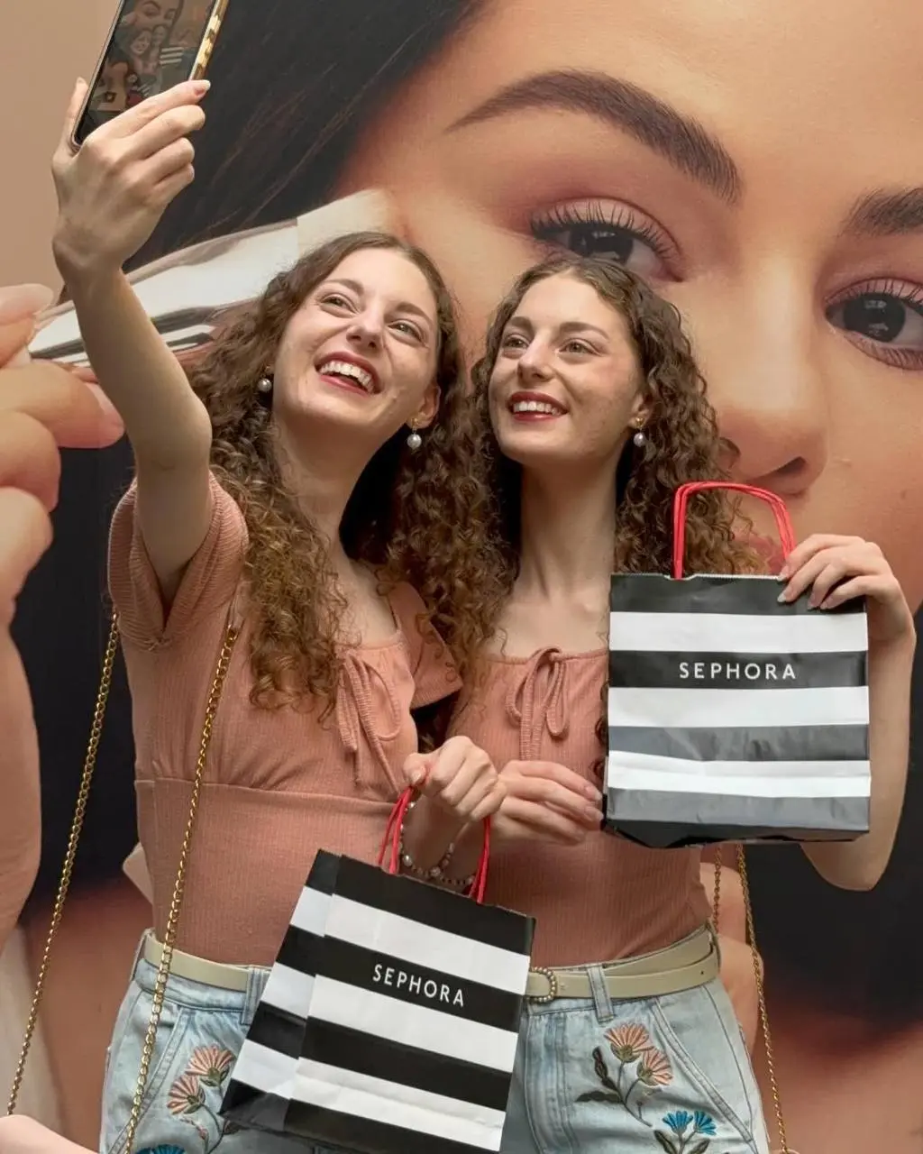 Запуск дня: Pop-up store от Rare Beauty
Селена Гомес под шум волны инфоповода о беременности запустила поп-ап в Австралии аж. Тональное средство представлено в48 оттенках | Сетка — социальная сеть от hh.ru