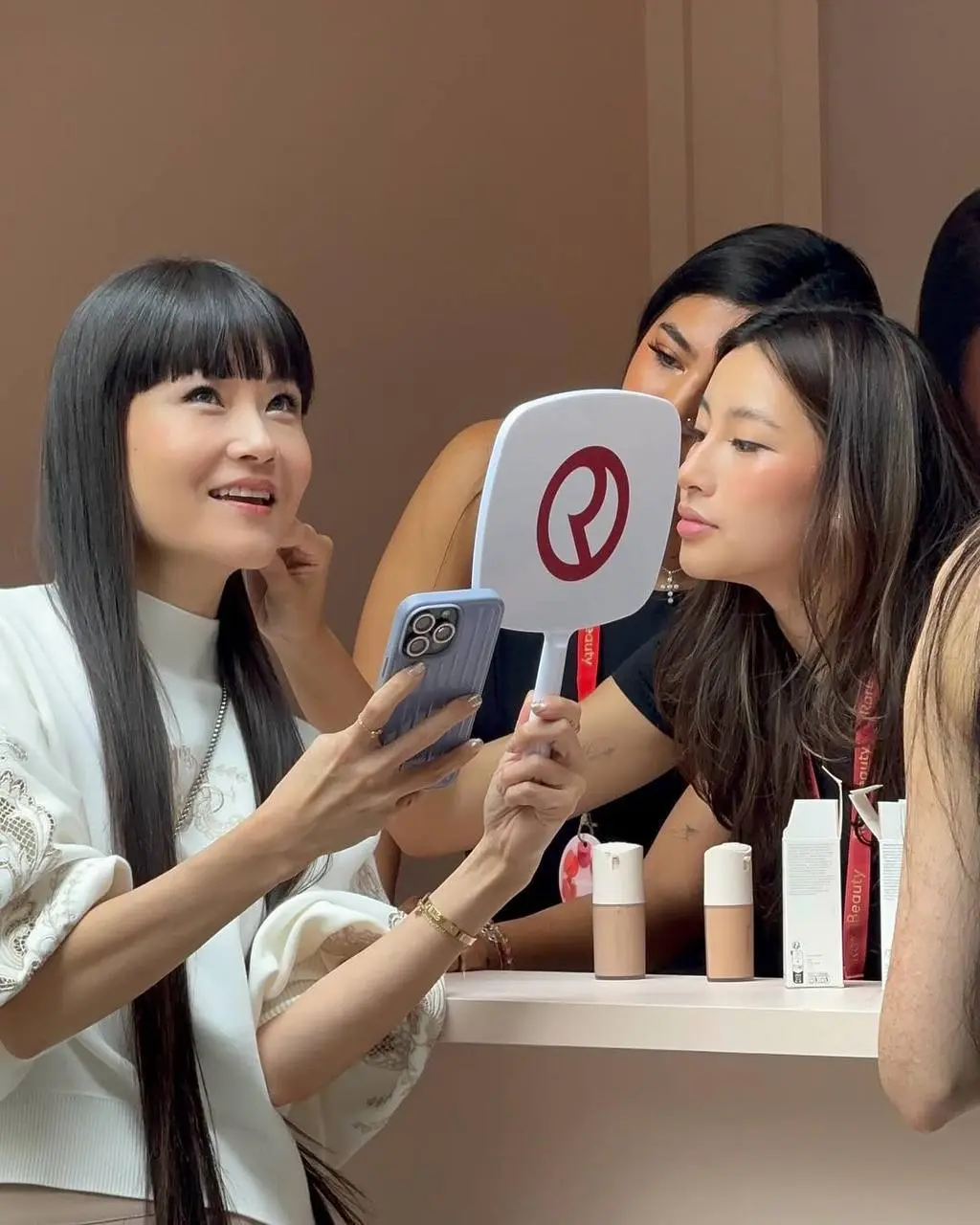 Запуск дня: Pop-up store от Rare Beauty
Селена Гомес под шум волны инфоповода о беременности запустила поп-ап в Австралии аж. Тональное средство представлено в48 оттенках | Сетка — социальная сеть от hh.ru