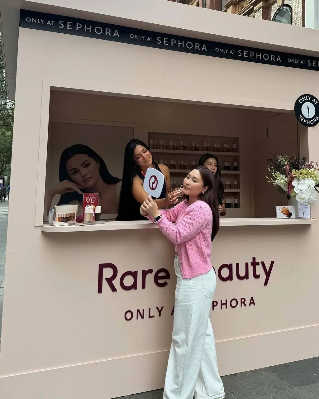 Запуск дня: Pop-up store от Rare Beauty
Селена Гомес под шум волны инфоповода о беременности запустила поп-ап в Австралии аж. Тональное средство представлено в48 оттенках | Сетка — социальная сеть от hh.ru