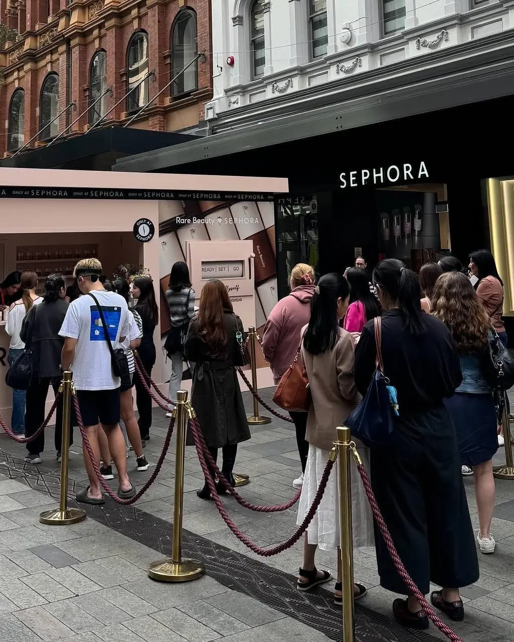 Запуск дня: Pop-up store от Rare Beauty
Селена Гомес под шум волны инфоповода о беременности запустила поп-ап в Австралии аж. Тональное средство представлено в48 оттенках | Сетка — социальная сеть от hh.ru
