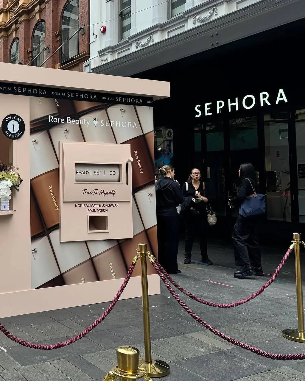 Запуск дня: Pop-up store от Rare Beauty
Селена Гомес под шум волны инфоповода о беременности запустила поп-ап в Австралии аж. Тональное средство представлено в48 оттенках | Сетка — социальная сеть от hh.ru