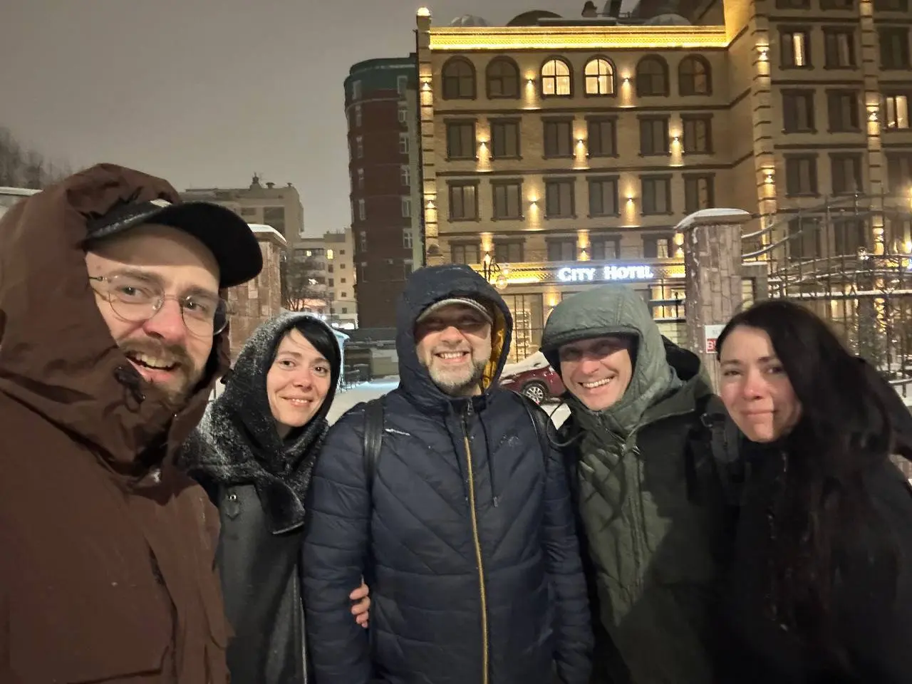 Это Пленум со мной и Юлей. Себяшка на память. Очень ценно в простых диалогах с коллегами чувство заданных вопросов. Долгих, таких которых больше и спросить не у кого | Сетка — социальная сеть от hh.ru