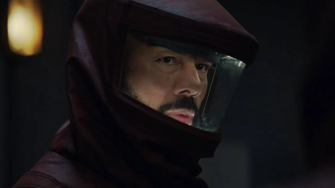Третий сезон сериала «Укрытие» (Silo) стартует 3 июля 2026 года на Apple TV+. Он будет состоять из 10 эпизодов, которые будут выходить еженедельно с 3 июля по 4 сентября | Сетка — социальная сеть от hh.ru