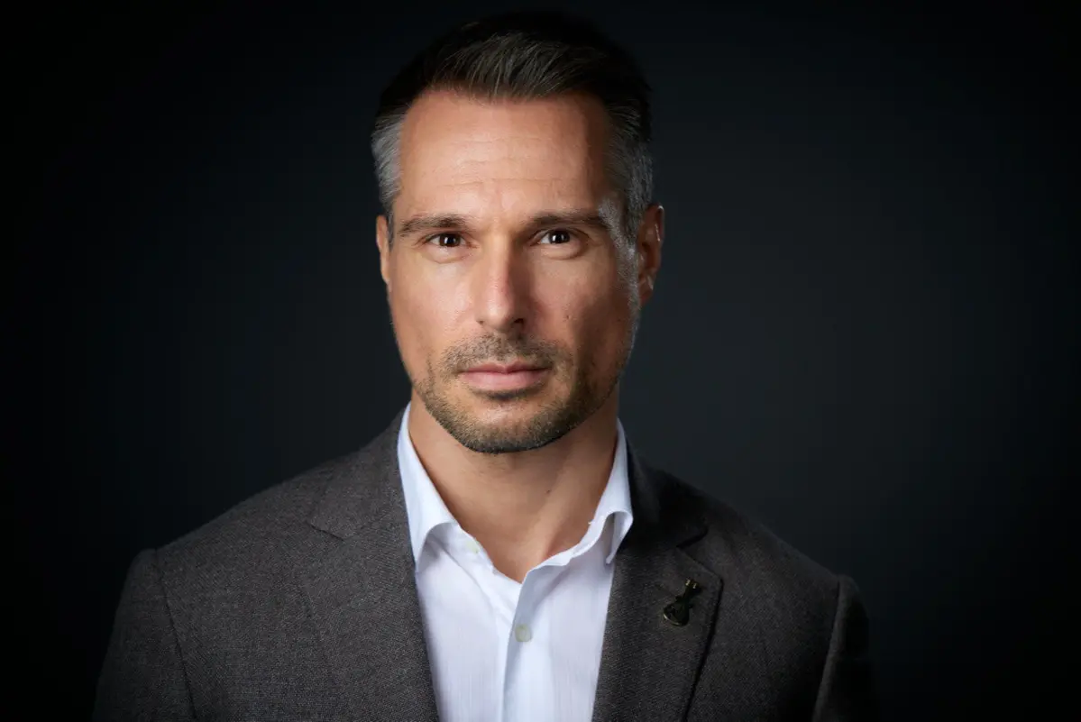 Всем привет🤝
За последний год в BI.ZONE я реализовал то, ради чего был приглашен в проект: построил новый отдел продаж с нуля - структуру, процессы, команду, воронку | Сетка — социальная сеть от hh.ru