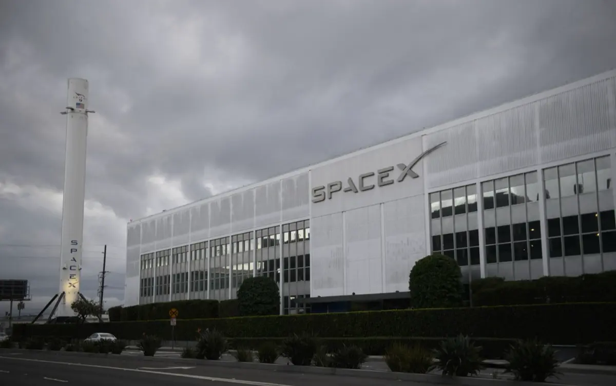 SpaceX получил опцион на покупку ИИ-стартапа Cursor примерно за $60 млрд:
Компания может либо завершить сделку, либо ограничиться стратегическим партнёрством стоимостью около $10 млрд | Сетка — социальная сеть от hh.ru