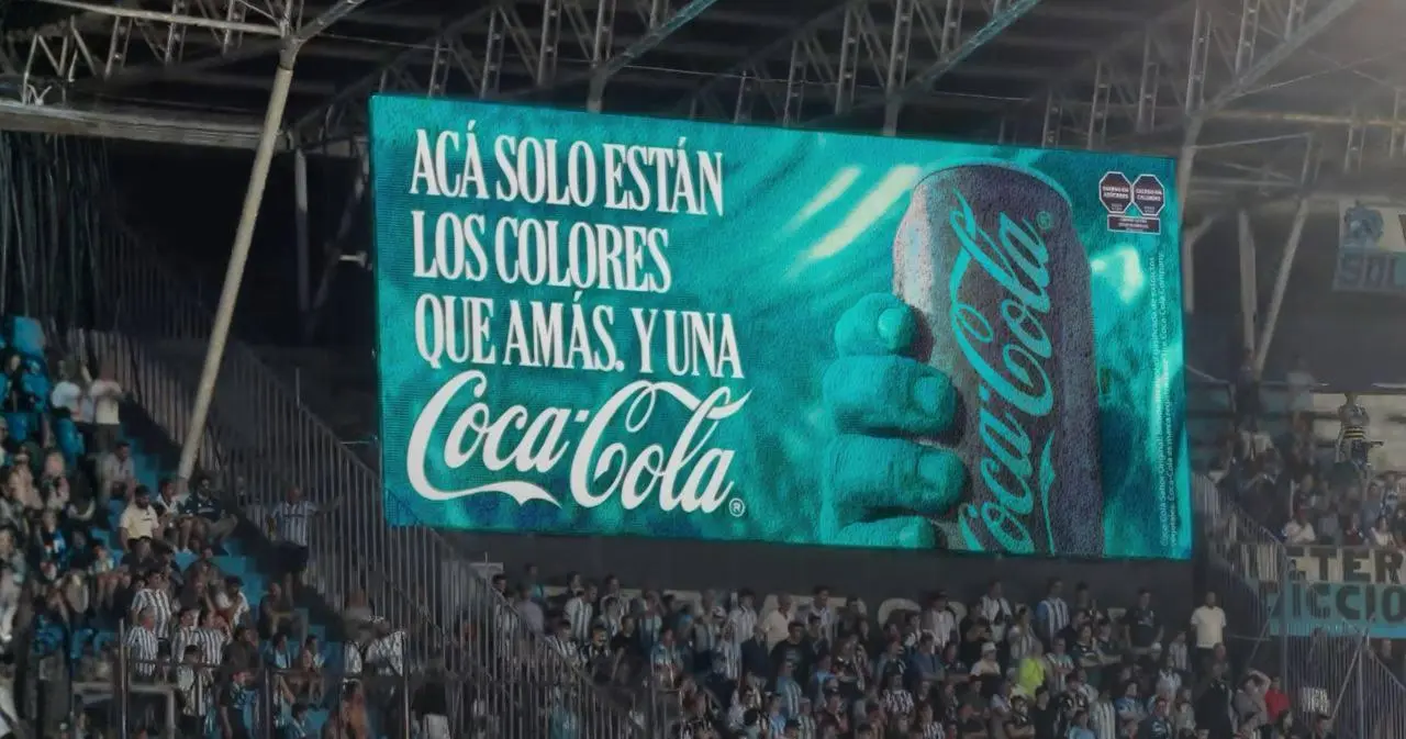 Шикарный пример культурной адаптации от Coca-Cola. В Аргентине и Бразилии бренд выпустил рекламу без своего культового красного цвета | Сетка — социальная сеть от hh.ru