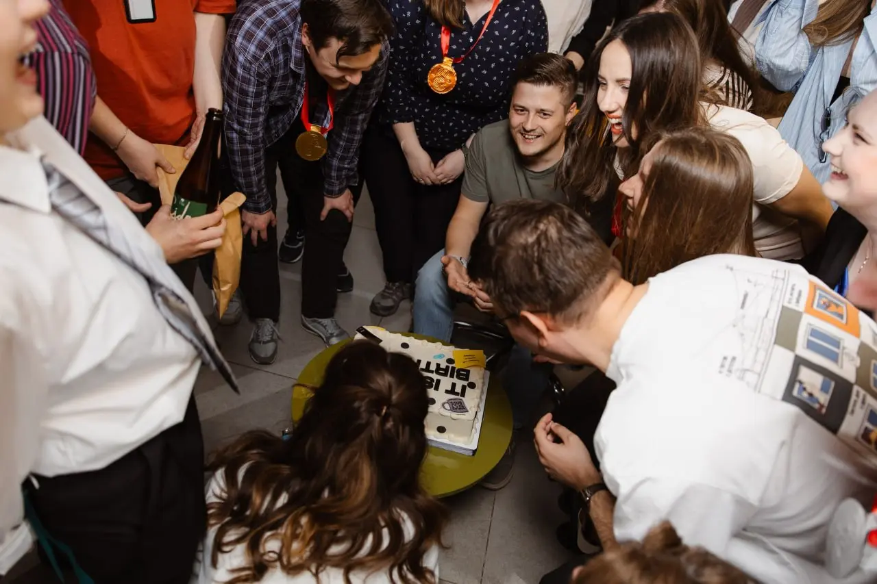 Raft — 4 года 🥳
Лучший способ отпраздновать День Рождения - собраться всем вместе. Поговорить не в рабочем чате, а вживую | Сетка — социальная сеть от hh.ru