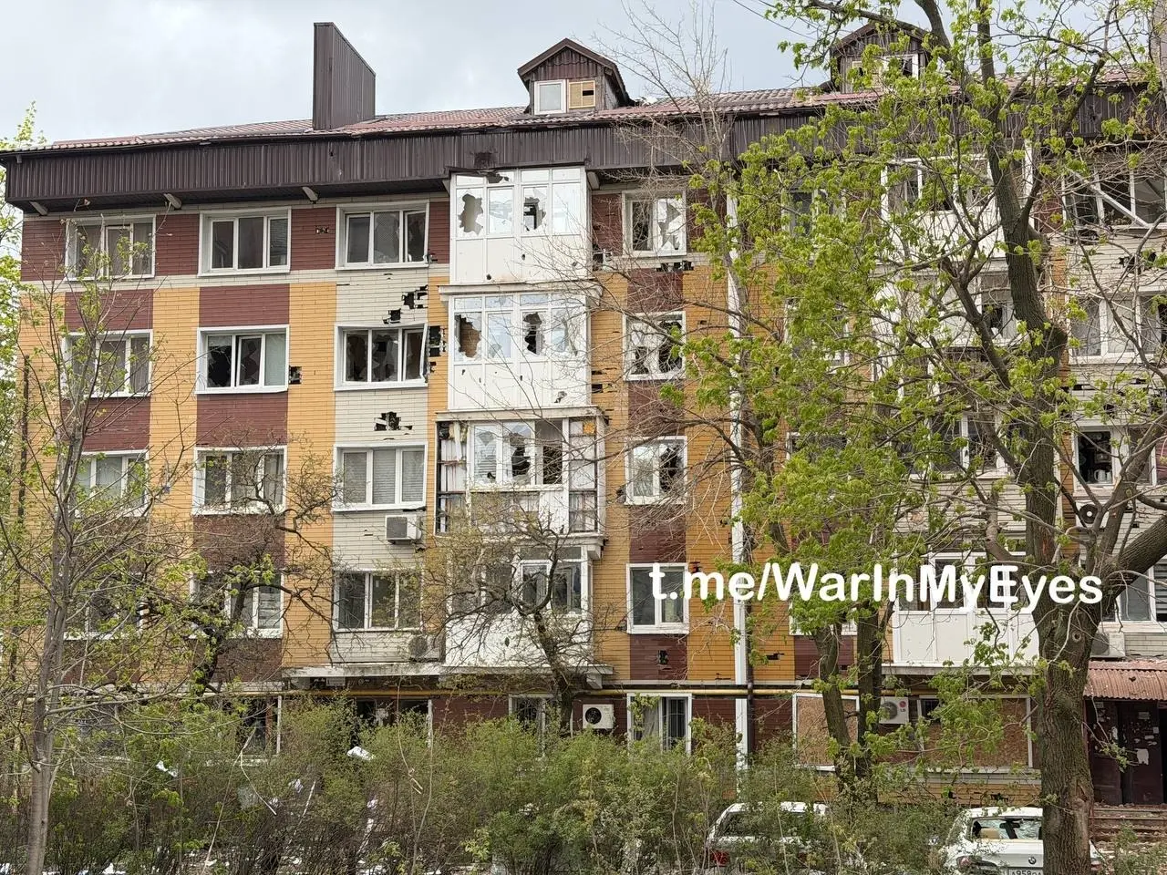 Последствия прилета ударных БПЛА самолетного типа в Ворошиловском районе Донецка, поврежден ряд многоквартирных домов и более 15 автомобилей | Сетка — социальная сеть от hh.ru