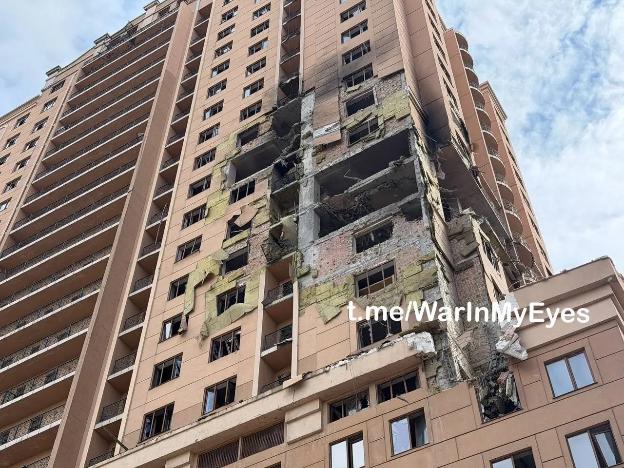 Последствия прилета ударных БПЛА самолетного типа в Ворошиловском районе Донецка, поврежден ряд многоквартирных домов и более 15 автомобилей | Сетка — социальная сеть от hh.ru