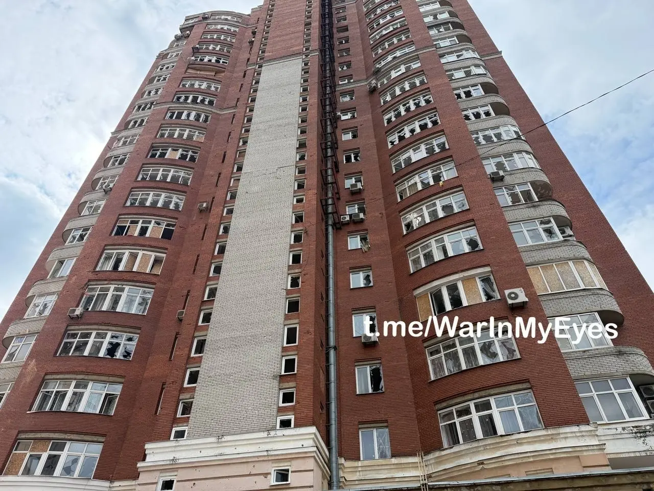 Последствия прилета ударных БПЛА самолетного типа в Ворошиловском районе Донецка, поврежден ряд многоквартирных домов и более 15 автомобилей | Сетка — социальная сеть от hh.ru