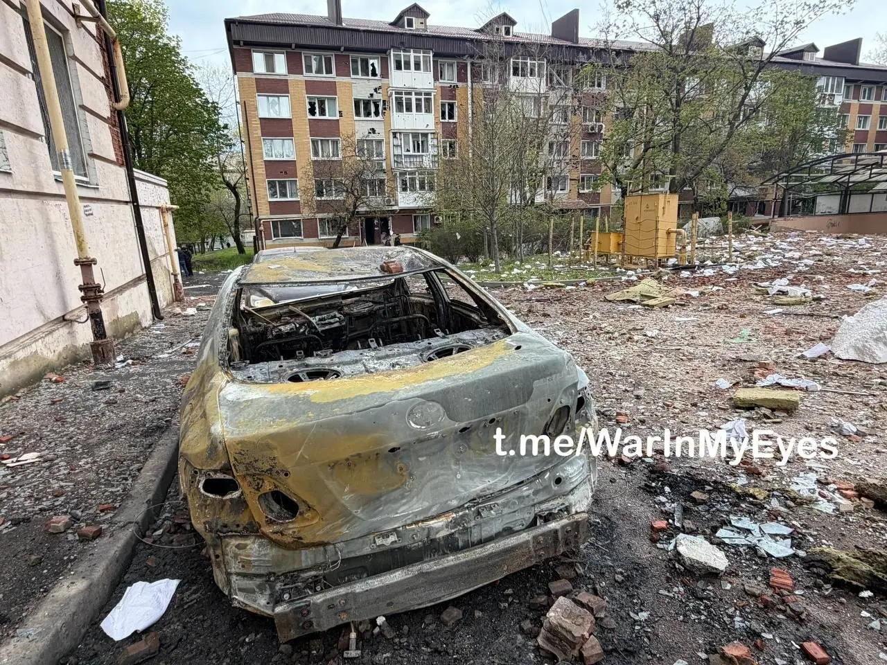 Последствия прилета ударных БПЛА самолетного типа в Ворошиловском районе Донецка, поврежден ряд многоквартирных домов и более 15 автомобилей | Сетка — социальная сеть от hh.ru
