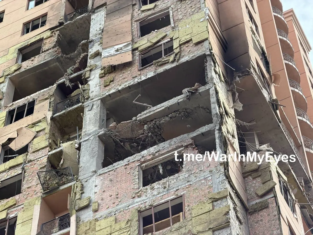 Последствия прилета ударных БПЛА самолетного типа в Ворошиловском районе Донецка, поврежден ряд многоквартирных домов и более 15 автомобилей | Сетка — социальная сеть от hh.ru
