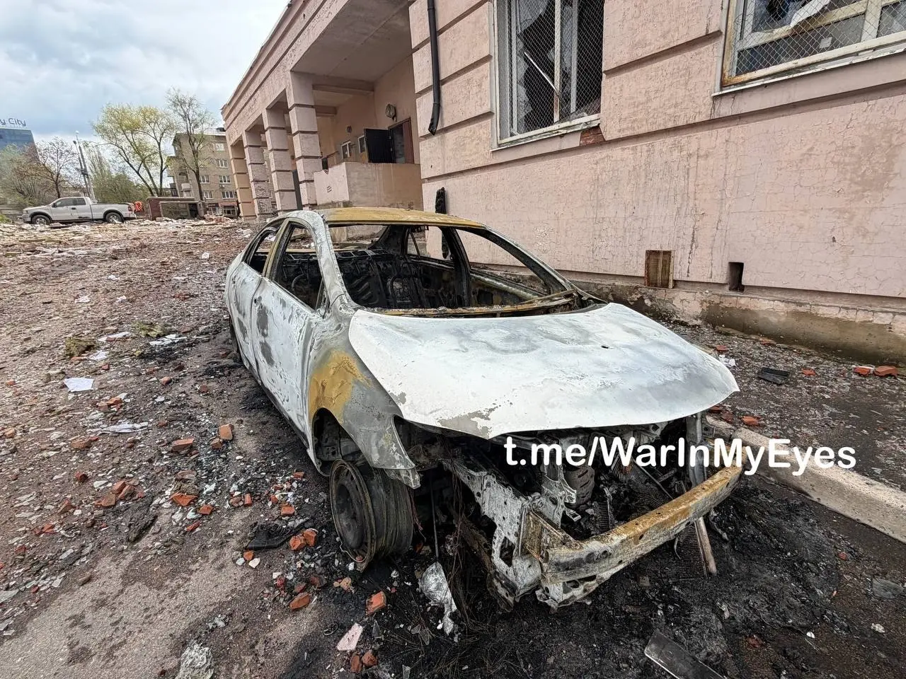 Последствия прилета ударных БПЛА самолетного типа в Ворошиловском районе Донецка, поврежден ряд многоквартирных домов и более 15 автомобилей | Сетка — социальная сеть от hh.ru