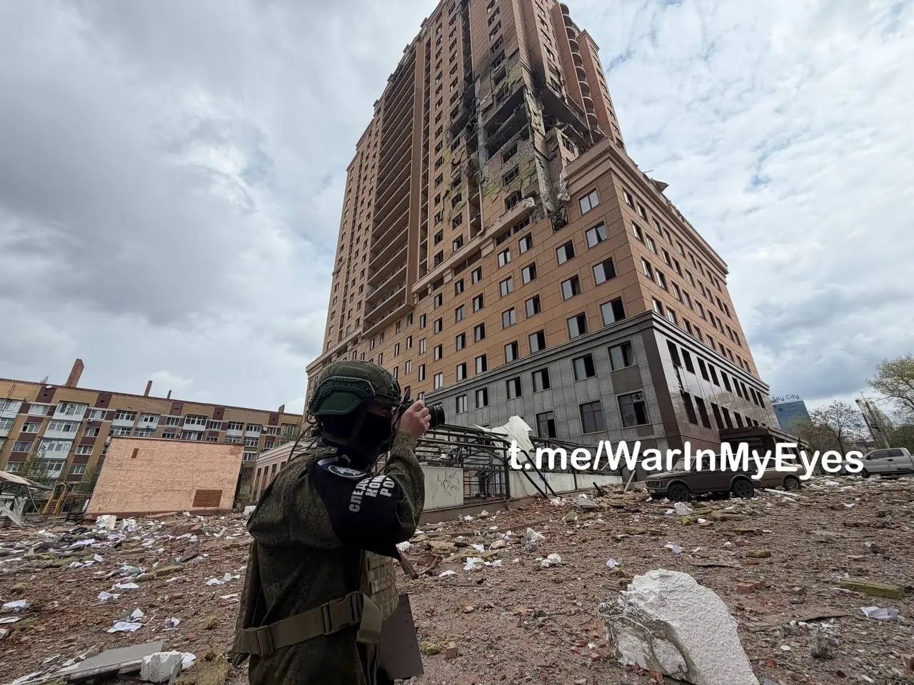 Последствия прилета ударных БПЛА самолетного типа в Ворошиловском районе Донецка, поврежден ряд многоквартирных домов и более 15 автомобилей | Сетка — социальная сеть от hh.ru