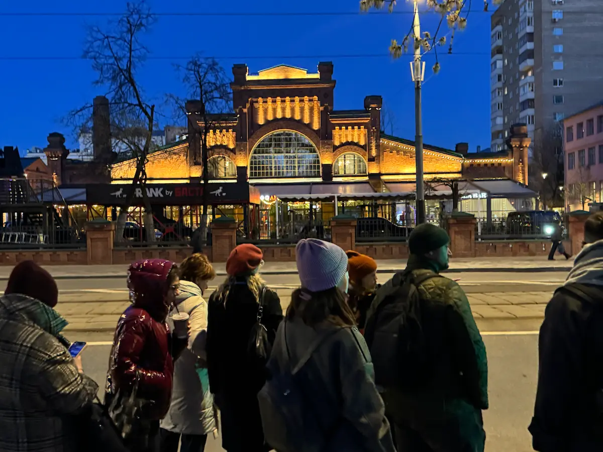 Вчера вечером открыли новый сезон корпоративных экскурсий по Москве. Уже третий год гуляем после работы с коллегами из Туризм | Сетка — социальная сеть от hh.ru