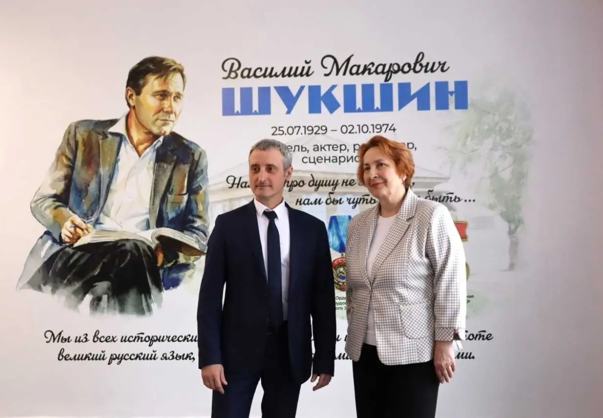 Мурал в честь Василия Шукшина украсил гимназию в Барнауле
"Росводоканал Барнаул" помог в создании мурала в гимназии №74 | Сетка — социальная сеть от hh.ru