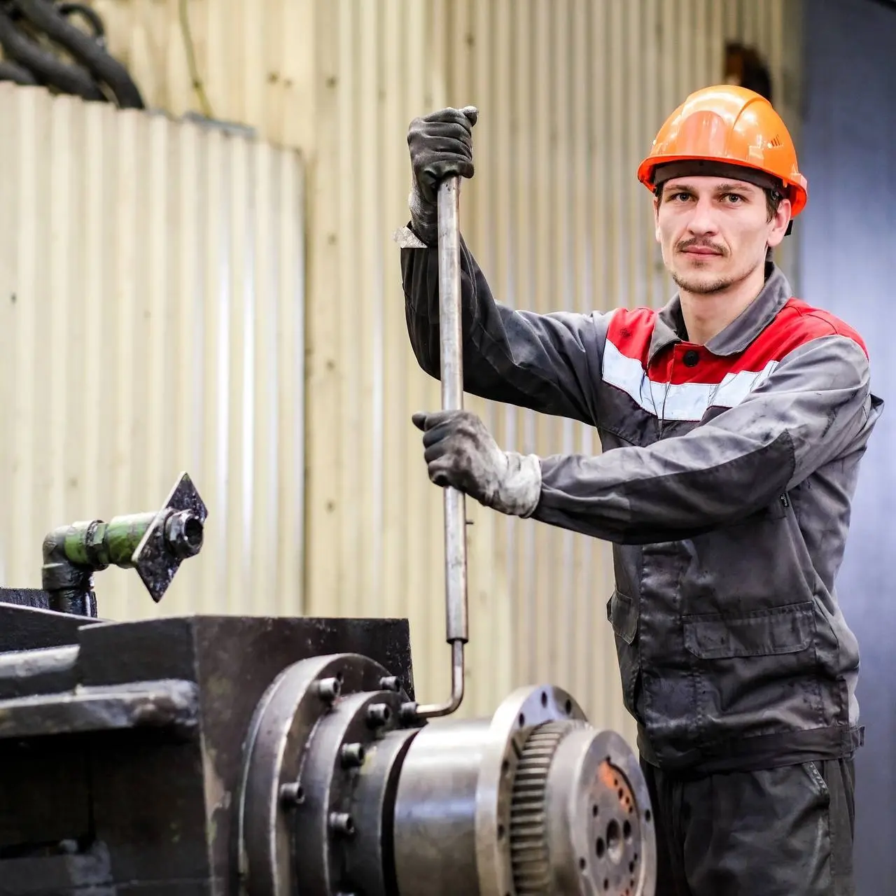 👷‍♂Делимся информацией о ремонтных мероприятиях на площадках ПМХ и партнерской компании Промсорт.
🔹На «Коксе» продолжаются работы по перекладке четырёх простенков батареи | Сетка — социальная сеть от hh.ru