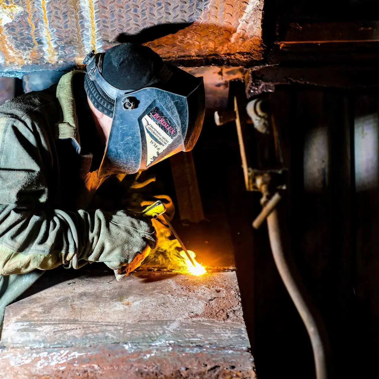 👷‍♂Делимся информацией о ремонтных мероприятиях на площадках ПМХ и партнерской компании Промсорт.
🔹На «Коксе» продолжаются работы по перекладке четырёх простенков батареи | Сетка — социальная сеть от hh.ru