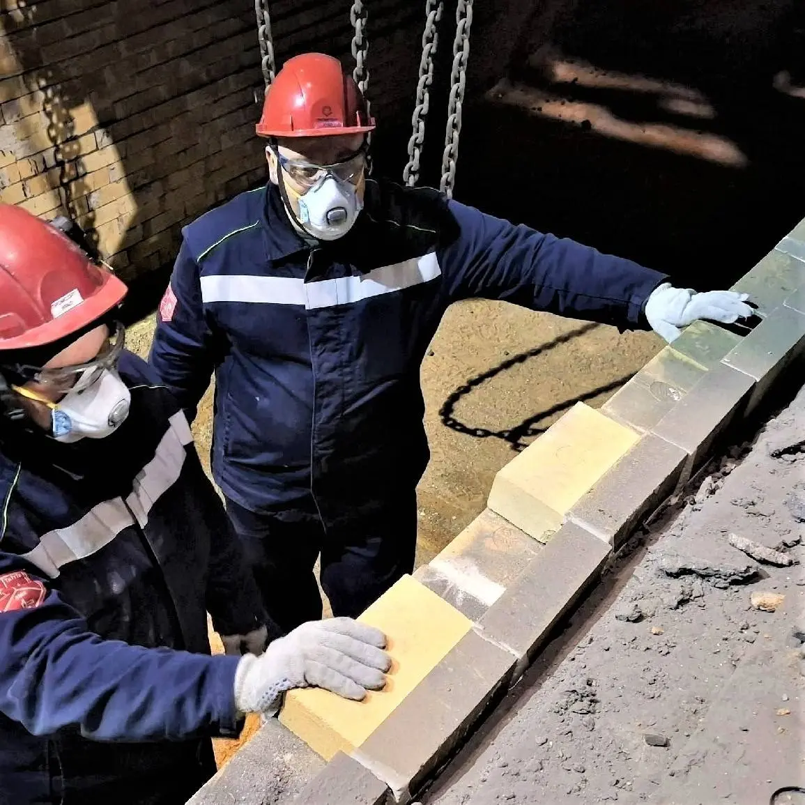 👷‍♂Делимся информацией о ремонтных мероприятиях на площадках ПМХ и партнерской компании Промсорт.
🔹На «Коксе» продолжаются работы по перекладке четырёх простенков батареи | Сетка — социальная сеть от hh.ru