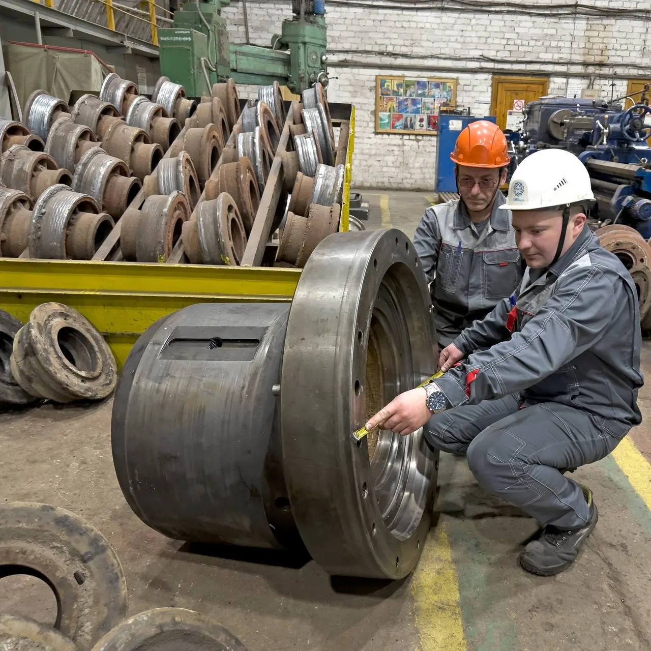 👷‍♂Делимся информацией о ремонтных мероприятиях на площадках ПМХ и партнерской компании Промсорт.
🔹На «Коксе» продолжаются работы по перекладке четырёх простенков батареи | Сетка — социальная сеть от hh.ru