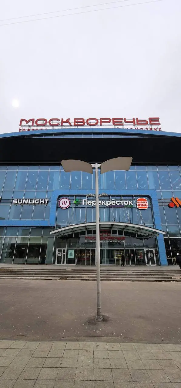 Пустота. ТРЦ, Москва. Я видел ролик, когда ребята купили такой заброшенный ТРЦ и сделали в нем производство Ланцетов. ОЧень круто получилось | Сетка — социальная сеть от hh.ru