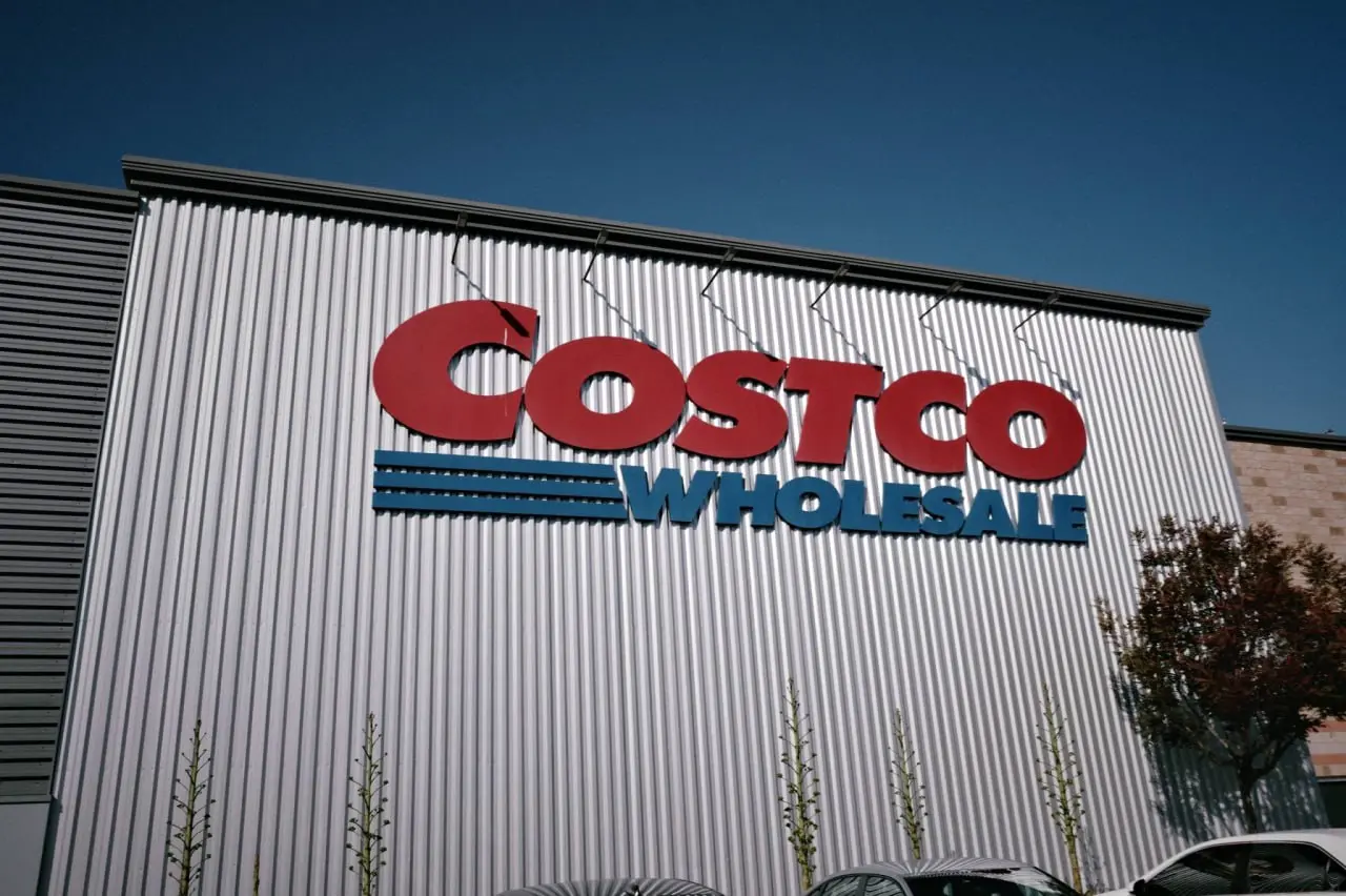 🇺🇸COSTCO
В одном и том же магазине-складе можно увидеть виски за 75 000 $ и очередь за хот-догом за 1,5 $ | Сетка — социальная сеть от hh.ru