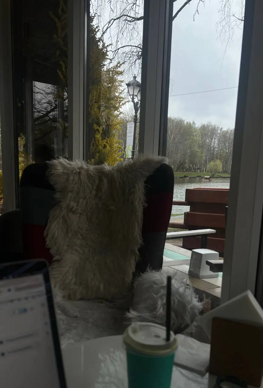 Мне не нужно кричать, чтоб звучать
Не нужна пустота, чтоб взлететь
Я учусь не хотеть, не любить, не прощать
А спокойно собой просто быть и гореть
Где любой поворот — мой маршрут
Я была тишиной — и теп... | Сетка — социальная сеть от hh.ru
