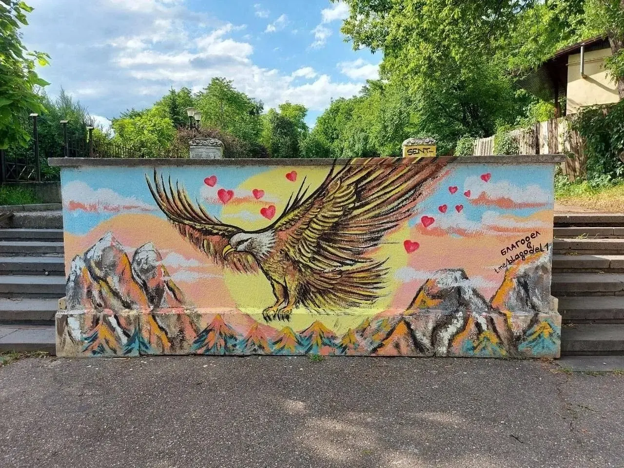 🎨Художница закрашивает пейзажами надписи вандалов на улицах Пятигорска
Юлия Иванова придумала, как можно украсить обшарпанные, некрасивые и расписанные хулиганами стены | Сетка — социальная сеть от hh.ru