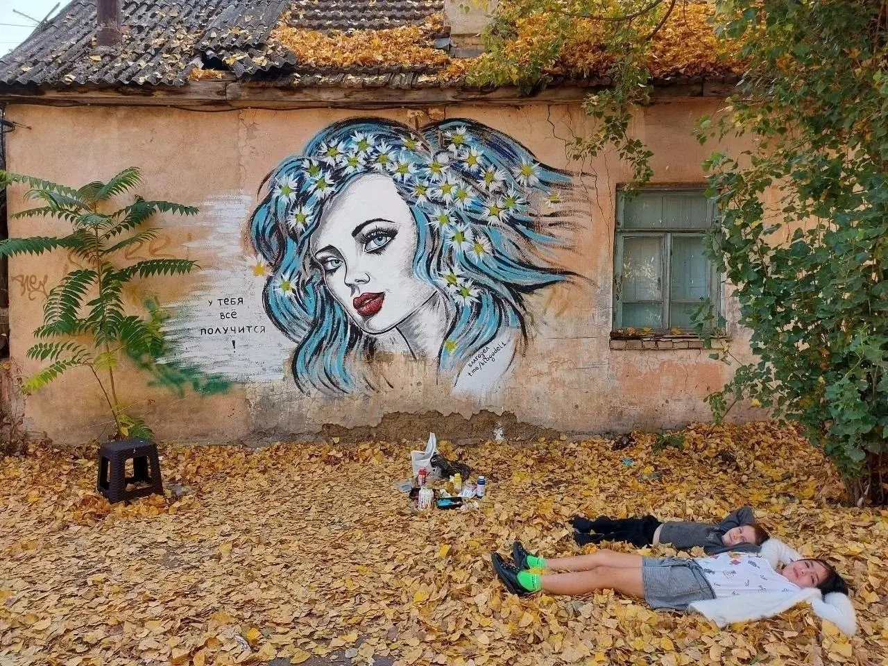 🎨Художница закрашивает пейзажами надписи вандалов на улицах Пятигорска
Юлия Иванова придумала, как можно украсить обшарпанные, некрасивые и расписанные хулиганами стены | Сетка — социальная сеть от hh.ru