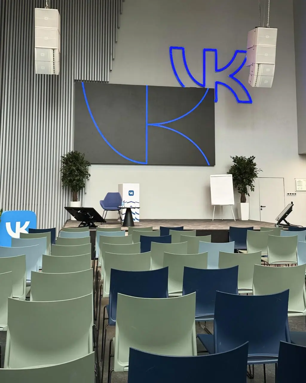 😃 17 апреля мы провели офлайн-конференцию вместе с VK — 6 часов практики про нейросети, тренды в маркетинге и продажи в 2026 году.
Только прикладные разборы и опыт практикующих специалистов | Сетка — социальная сеть от hh.ru