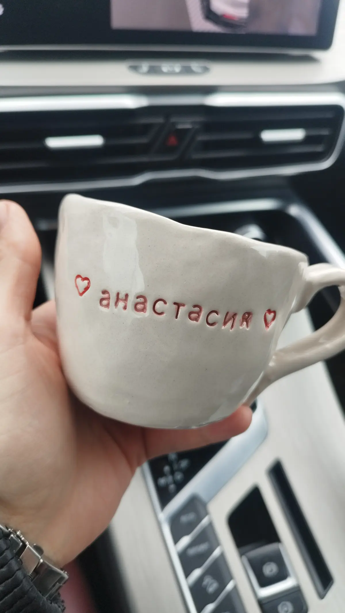 Спокойно👌 Отпуска не будет)
Мы продолжаем обустраивать бассейн и параллельно наполняем будущий сайт. Нам дарят картины, а сегодня от мастера Полины у меня появилась кружка | Сетка — социальная сеть от hh.ru