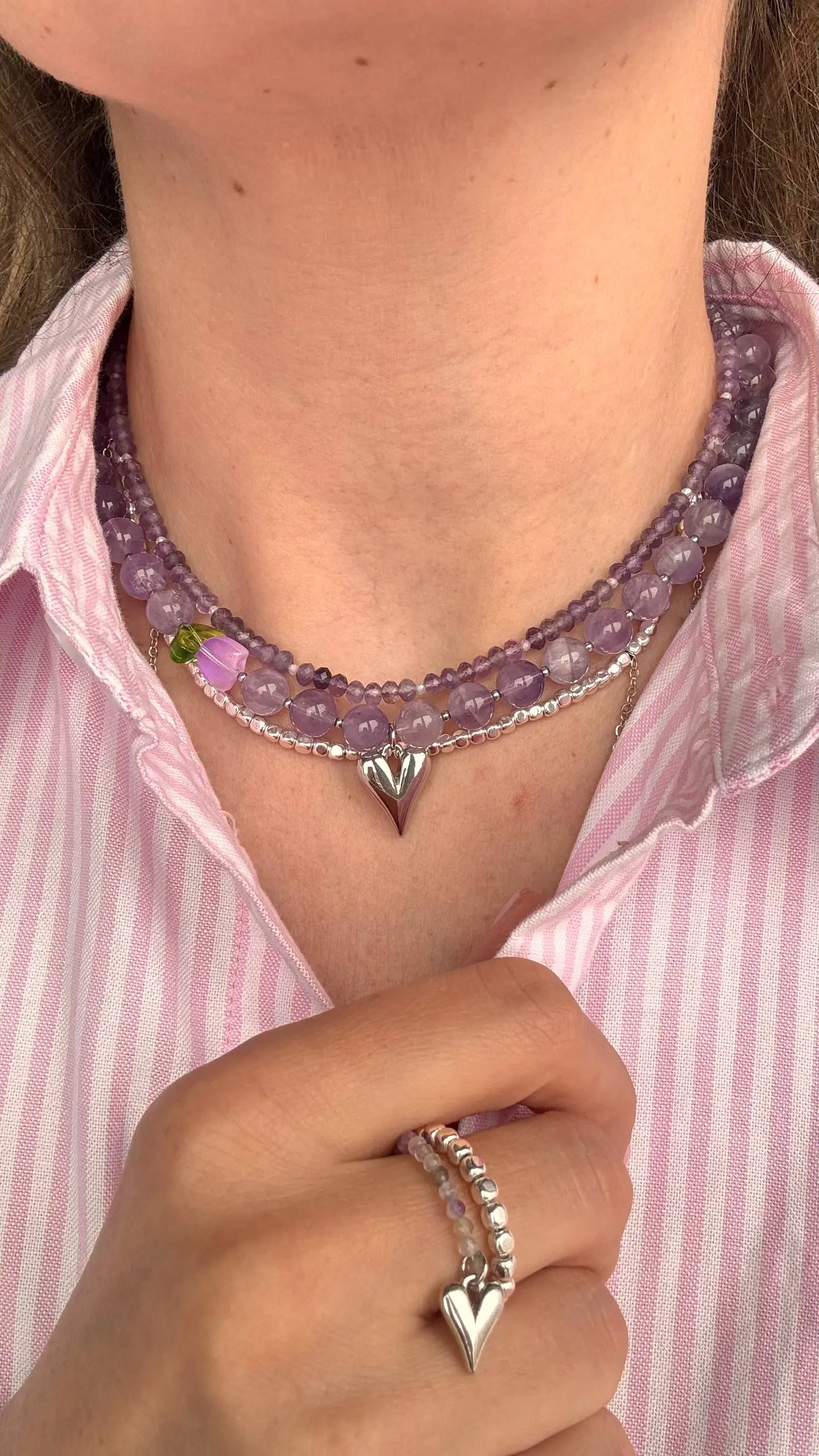 Нежный комплект из аметиста💜
Многорядное колье с гематитом в серебряном цвете и подвеской из латуни.
Браслет два ряда.
Кольцо, тоже двойное, с подвеской- сердце. 💜
Комплект 4300₽🕊️ | Сетка — социальная сеть от hh.ru