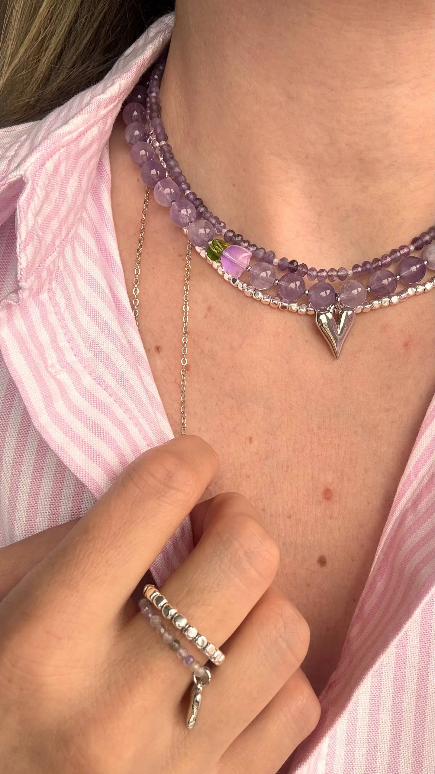 Нежный комплект из аметиста💜
Многорядное колье с гематитом в серебряном цвете и подвеской из латуни.
Браслет два ряда.
Кольцо, тоже двойное, с подвеской- сердце. 💜
Комплект 4300₽🕊️ | Сетка — социальная сеть от hh.ru
