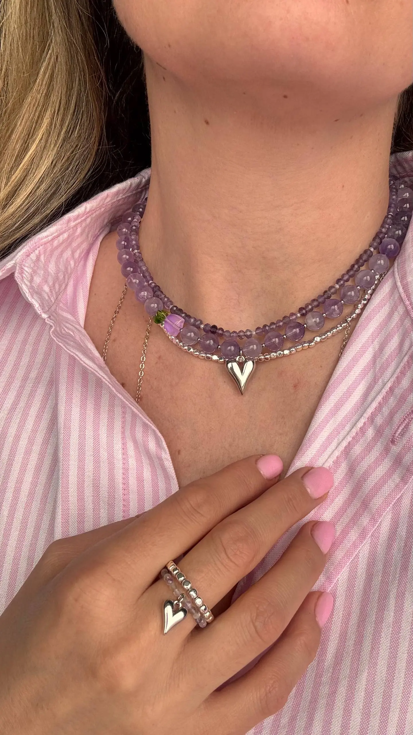 Нежный комплект из аметиста💜
Многорядное колье с гематитом в серебряном цвете и подвеской из латуни.
Браслет два ряда.
Кольцо, тоже двойное, с подвеской- сердце. 💜
Комплект 4300₽🕊️ | Сетка — социальная сеть от hh.ru