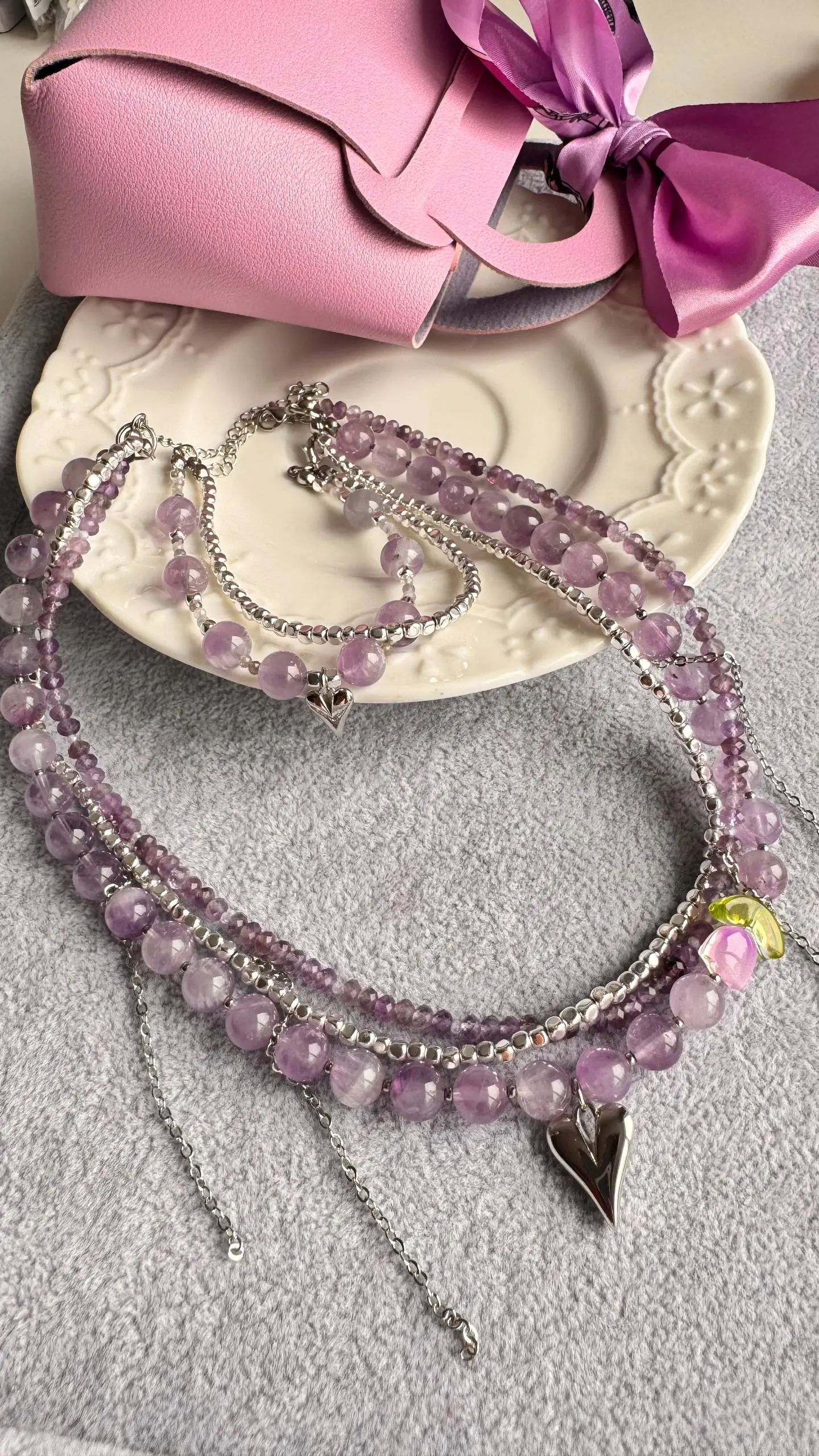 Нежный комплект из аметиста💜
Многорядное колье с гематитом в серебряном цвете и подвеской из латуни.
Браслет два ряда.
Кольцо, тоже двойное, с подвеской- сердце. 💜
Комплект 4300₽🕊️ | Сетка — социальная сеть от hh.ru