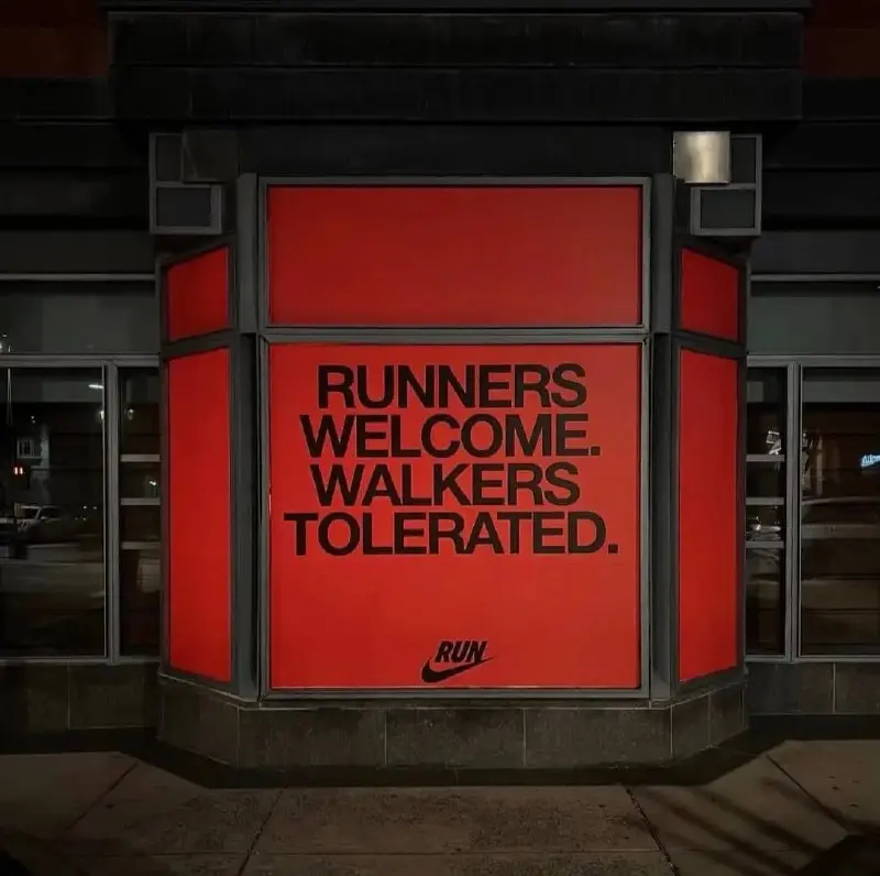 Когда маркетинг становится кринжем
В апреле Nike запустили кампанию перед Бостонским марафоном со слоганом:
«Runners welcome. Walkers tolerated» («Бегуны приветствуются, пешеходы допускаются») | Сетка — социальная сеть от hh.ru