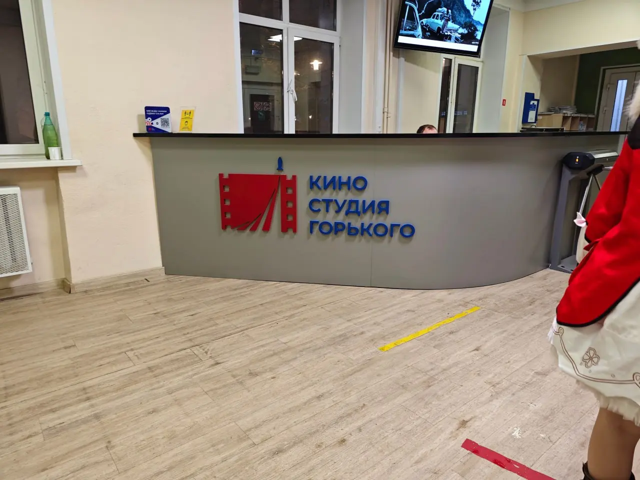Факт из моего лора, больше похожий на сон при температуре 40°
Я была на съёмках шоу для первого канала в косплее Яэ Мико.. | Сетка — социальная сеть от hh.ru