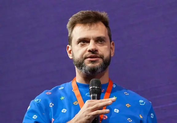 Бывший директор по MarTech-продуктам и технологиям МТС Владимир Фарафонов перешел в «билайн бизнес». Он занял новую в подразделении телеком-оператора должность директора по развитию СМС-коммуникаци | Сетка — социальная сеть от hh.ru