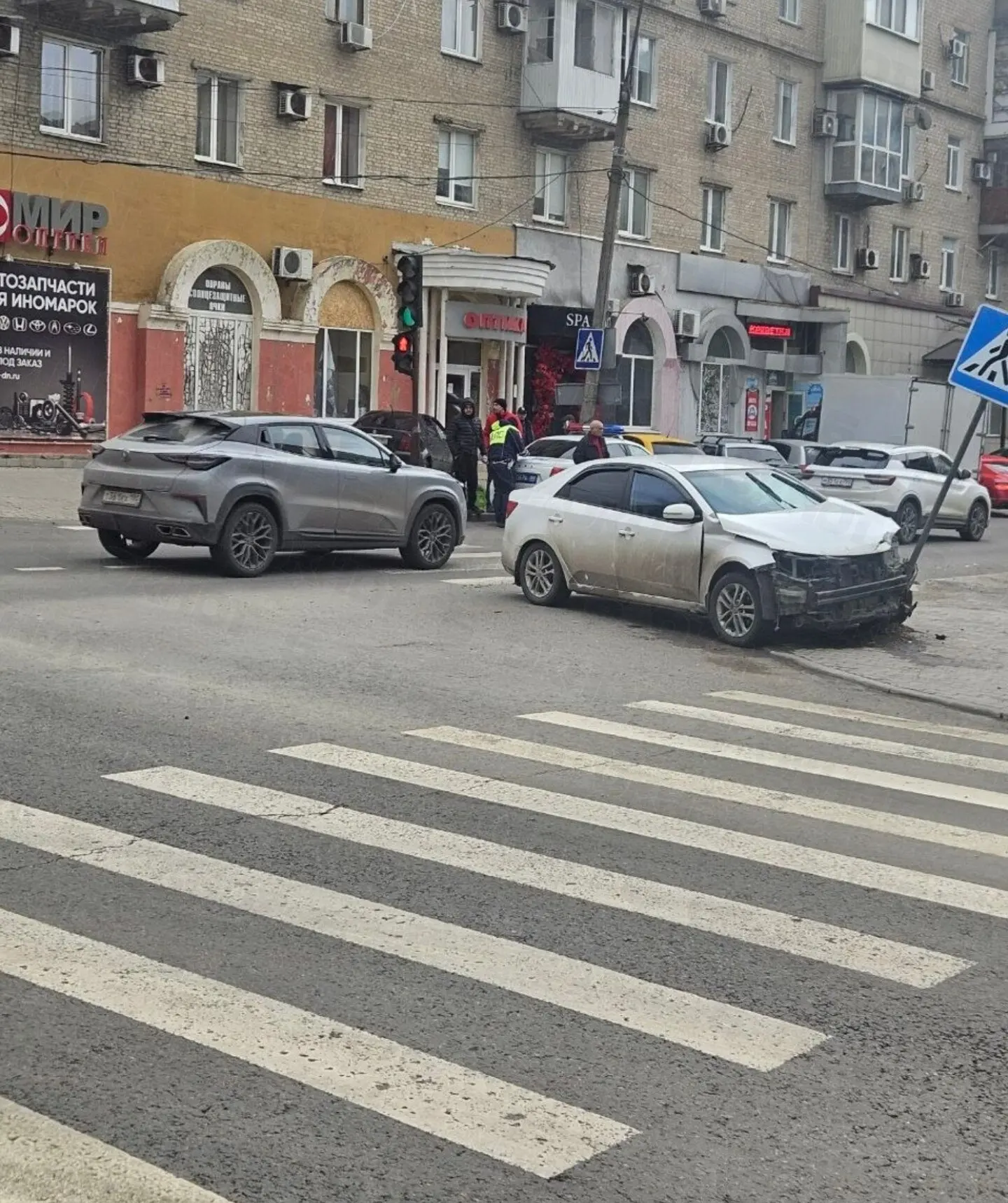 Автомобиль влетел в дорожный знак на перекрёстке улицы Щорса и проспекта Ватутина
Пишут, что есть пострадавшие. | Сетка — социальная сеть от hh.ru