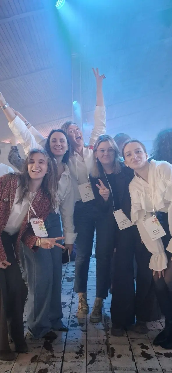 Унесли вчера с Ruward Awards две сумки наград — очень рады!
Наш результат:
🥇 Kokoc Marketplaces — агентство года, продвижение на маркетплейсах
🥇 hello blogger (Kokoc Creative) — агентство года, инфлюе... | Сетка — социальная сеть от hh.ru