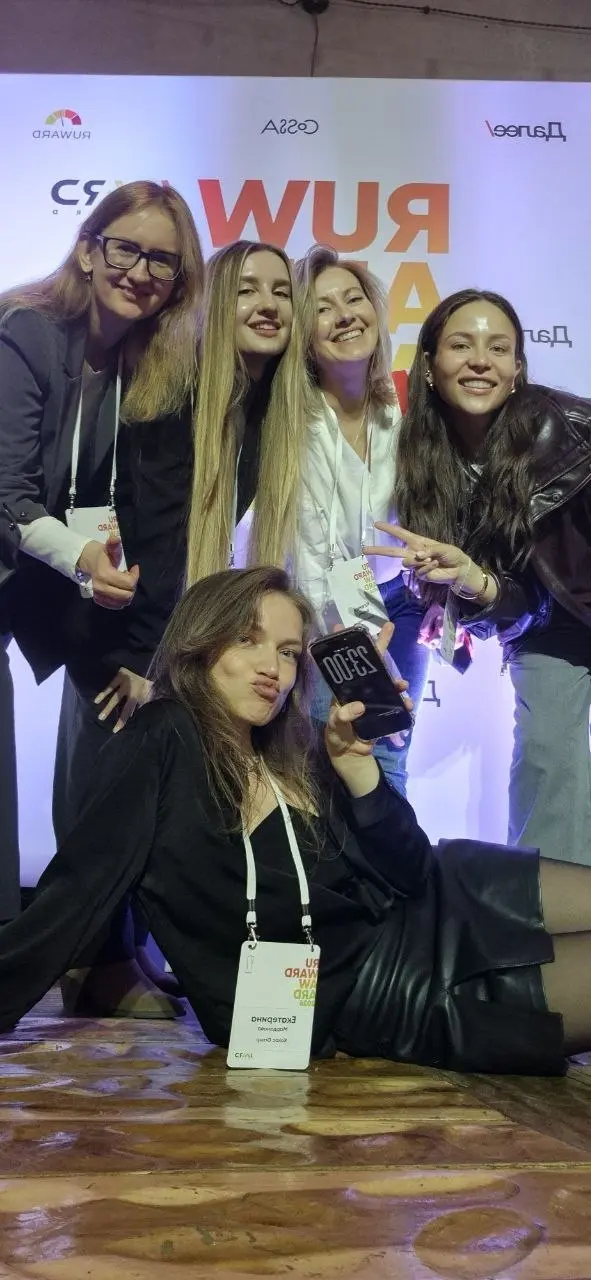 Унесли вчера с Ruward Awards две сумки наград — очень рады!
Наш результат:
🥇 Kokoc Marketplaces — агентство года, продвижение на маркетплейсах
🥇 hello blogger (Kokoc Creative) — агентство года, инфлюе... | Сетка — социальная сеть от hh.ru