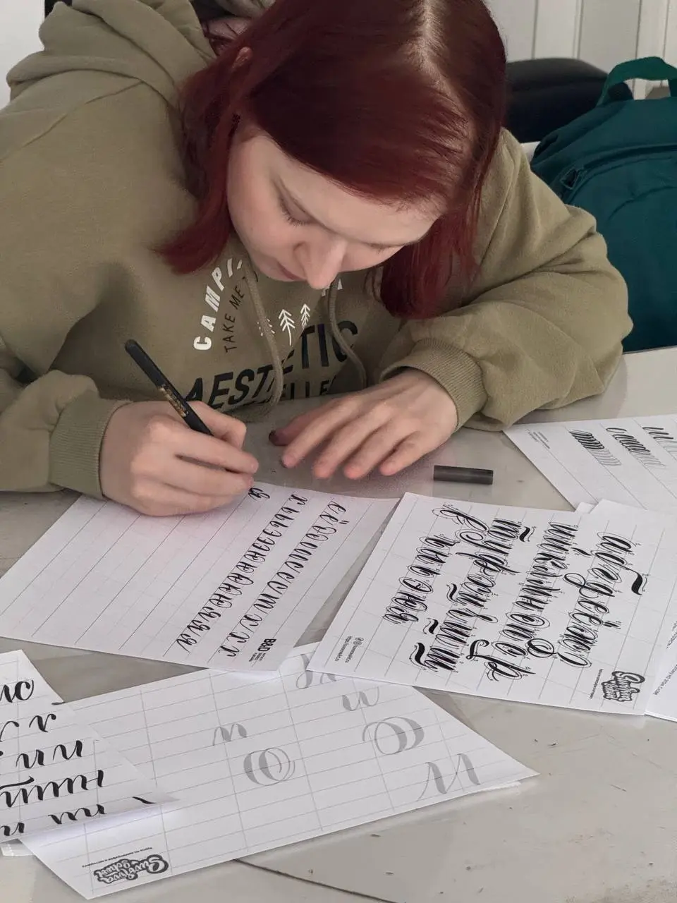 Если хочется потом свободно экспериментировать с буквами, сначала всё равно придётся пройти базу.
Вчера дала иллюстраторам каллиграфию брашпеном и кистями | Сетка — социальная сеть от hh.ru