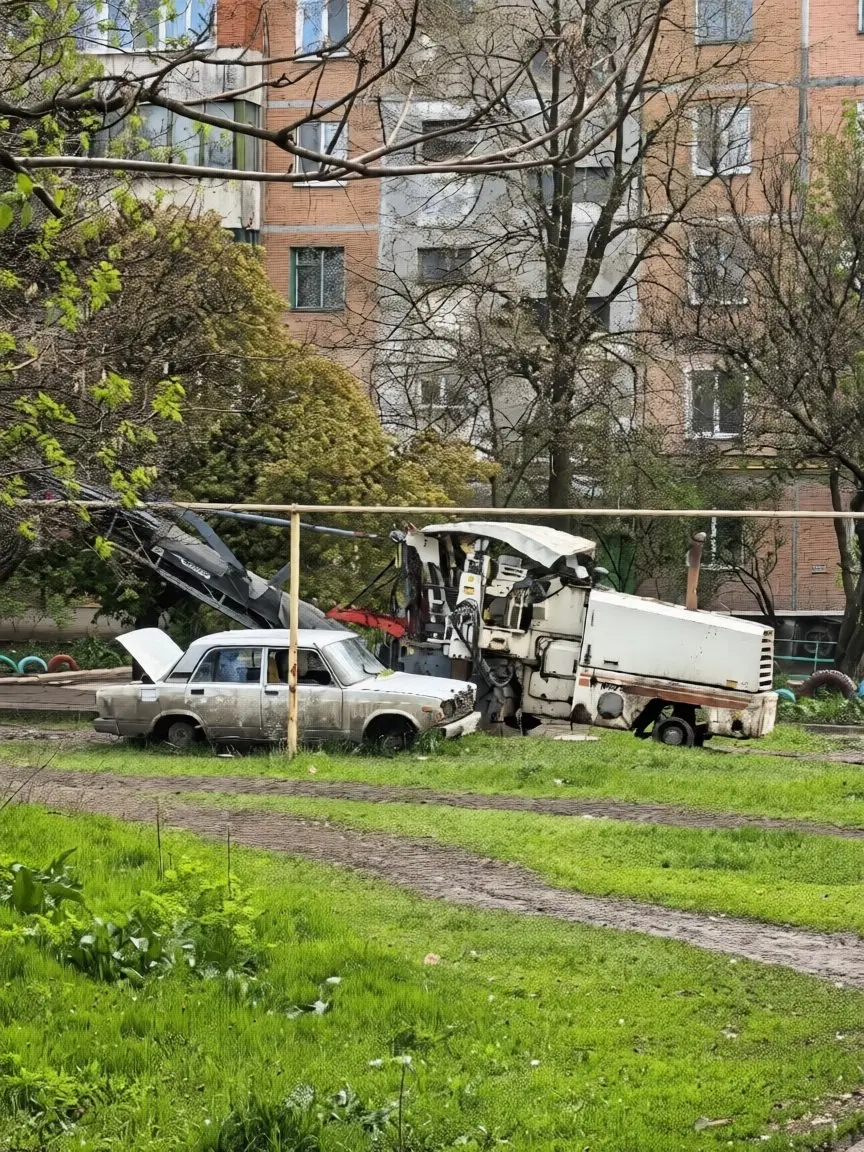 Напротив Тихого парка на Зелёном,уже длительное время красуются заброшенные Жигули и (неожиданно) дорожная фреза.
Интересно, почему вторая стоит без дела, неужели тоже брошенная | Сетка — социальная сеть от hh.ru