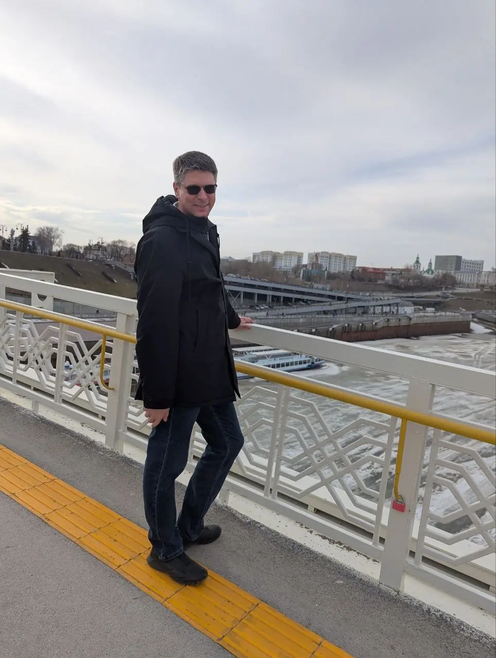 🎭За кулисами: как рождается настоящая команда
Когда я «пропал» — на самом деле шла одна из самых важных работ.
Я собирал команду.
Почти каждую неделю к нам присоединяется 1–2 человека | Сетка — социальная сеть от hh.ru