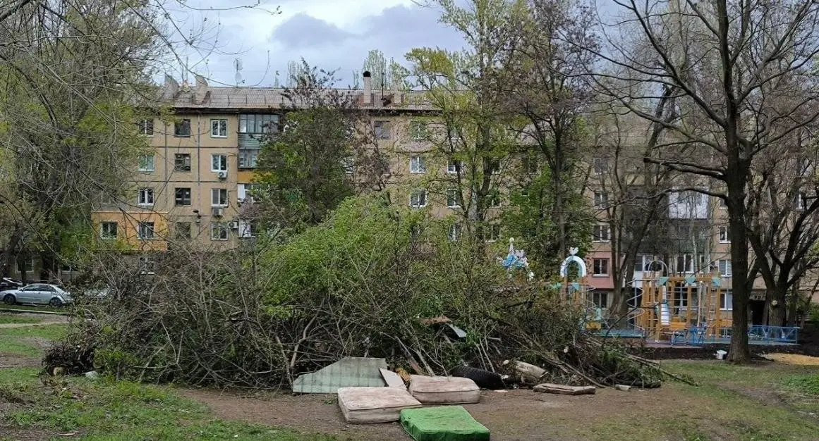 на ул. Раздольной, 8 коммунальщики свежими ветками замаскировали мусорную кучу......
Забыли флаг Единой России поставить сверху....... | Сетка — социальная сеть от hh.ru