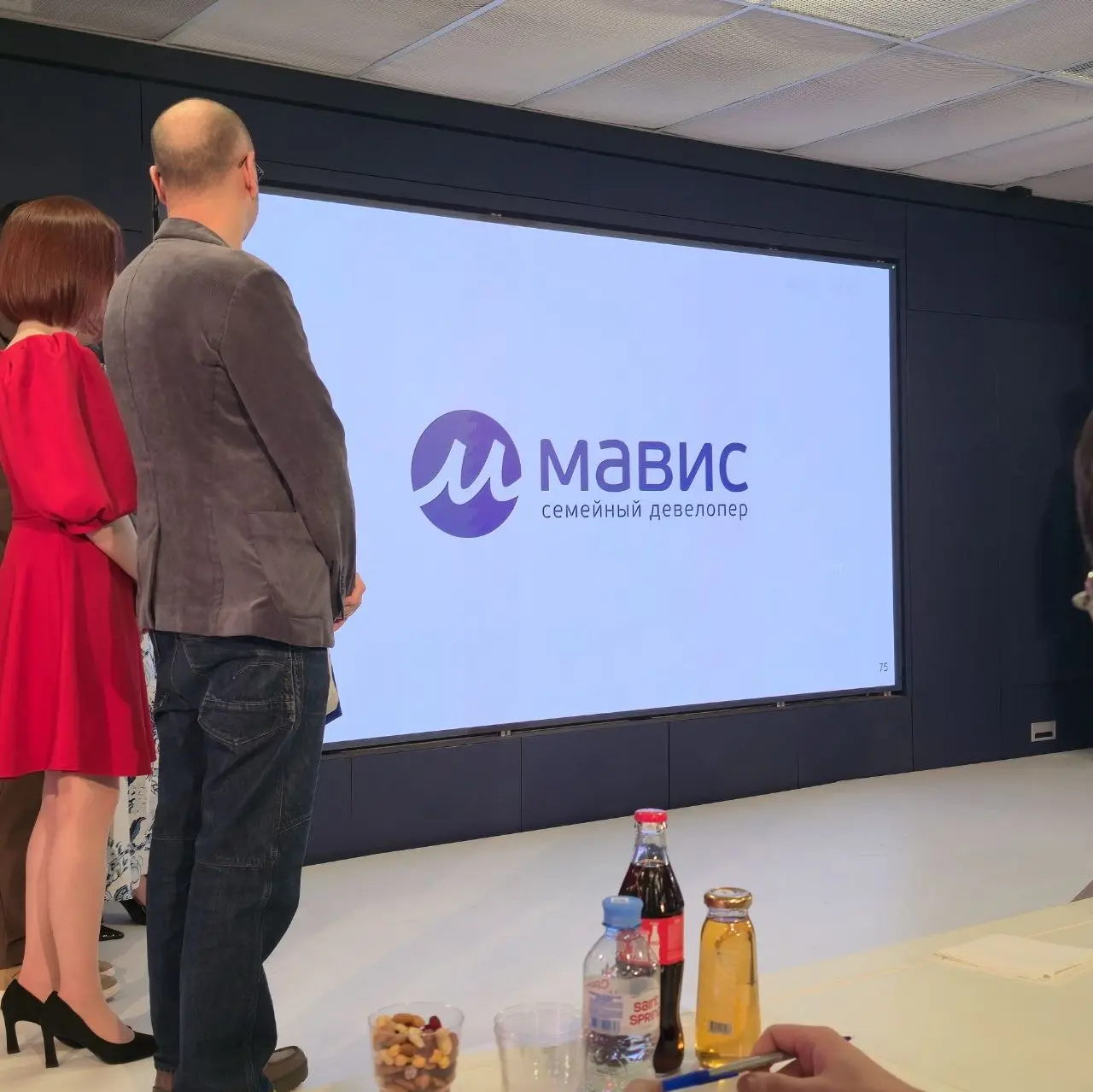 Мавис
#дизайнобл
2 проект презентации студентов ВШБ
😊 Кртбл —познавательно о брендинге | Сетка — социальная сеть от hh.ru