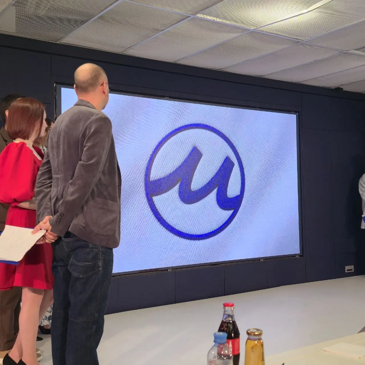 Мавис
#дизайнобл
2 проект презентации студентов ВШБ
😊 Кртбл —познавательно о брендинге | Сетка — социальная сеть от hh.ru
